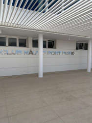 Zrekonstruovaná hlavní budova klubu Club Nàutic Port d'Aro v Platja d'Aro se nachází přímo na promenádě v Port d'Aro. Značka RAKO dodala dlaždice Piazetta Outdoor v šedé a béžové barvě pro kvalitní provedení venkovního prostoru