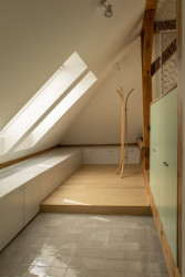 Půdní byt v kolonii Svoboda - Optimismus a očekávání, svěžest a hravost éry národního slohu se staly volnou inspirací návrhu