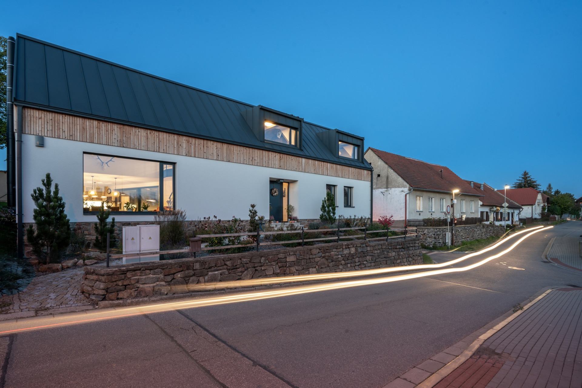 Rodinný dům v Bystřici nad Perštejnem, studio AEIOU: Objekt v sobě kombinuje tradiční tvarosloví s moderními prvky