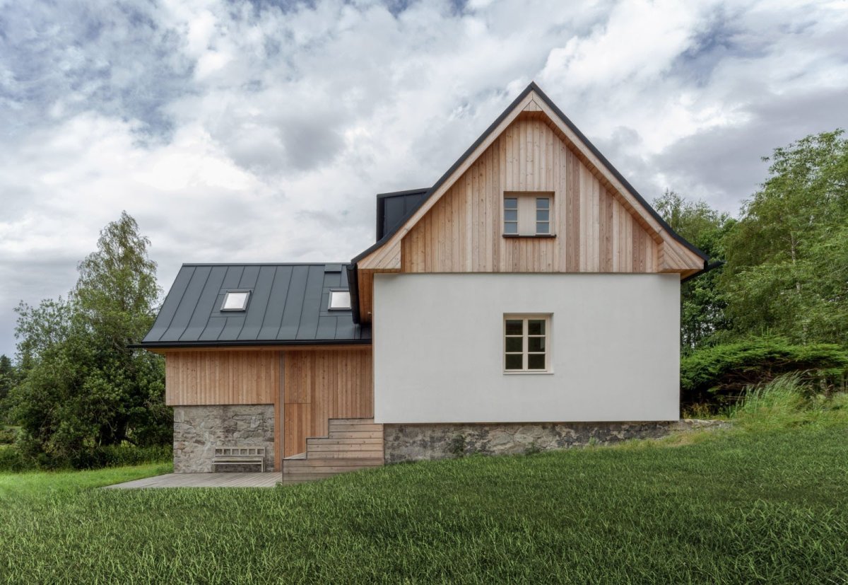 Chata stojí v mírném svahu, na který reaguje rozdílným usazením svých dvou křídel. (Chata Lipka na Šumavě, Harazim Karel Architektura)