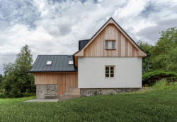 Chata stojí v mírném svahu, na který reaguje rozdílným usazením svých dvou křídel. (Chata Lipka na Šumavě, Harazim Karel Architektura)