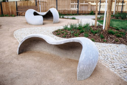 Anna Kozová navrhla také sedací prvky. (ateliér YYYY, park U Uranie)