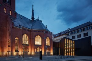 Obnova Červeného kostela, atelier-r: Kvůli kritickému a zanedbanému stavu budovy kostela bylo nutné provést několik opatření, aby se kostel vůbec podařilo zachovat