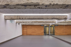 Ve velkém sále zůstalo přiznané konstrukční řešení domu. (Quis Yoga Studio v Praze-Petřinách, MENU architekti)