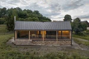 Část nad terénem je obložená kamenem. (Víkendový dům v Českém ráji, NEW HOW Architekti)