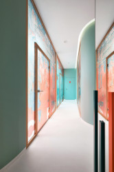 Interiér rehabilitačního centra CRIMED v Poděbradech od designérky Kateřiny Kersey a architektky Lucie Náhlovské