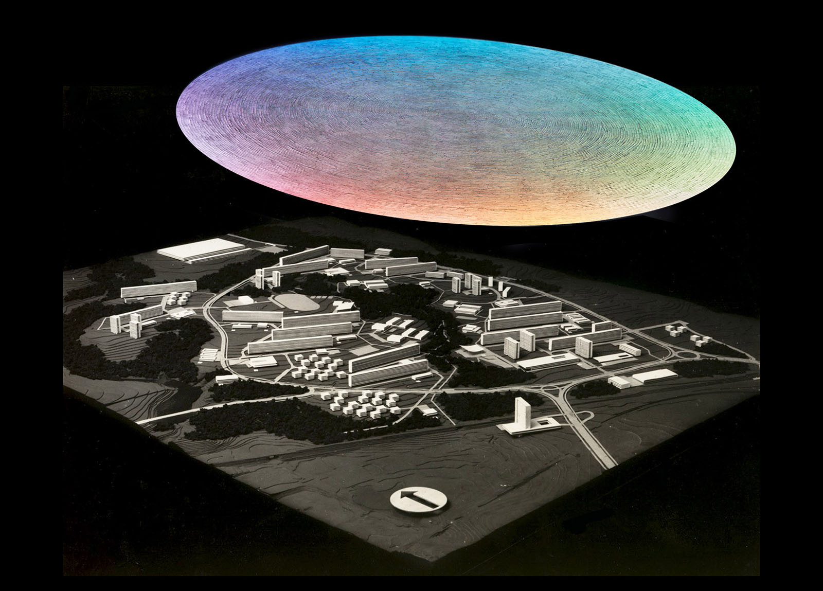 Nebe nad Lesnou. Navrhovaný kostel je postaven na půdorysu kruhu, jenž je odvěkým symbolem nebe. Dole je původní model sídliště. Koláž: Atelier Štěpán