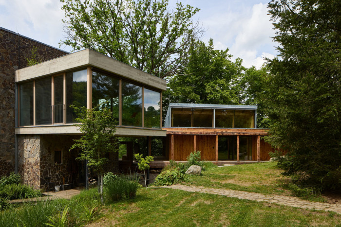 K vilce z 20. let přibyla lehká dřevostavba jako ateliér. (Dům Medník, päivä architekti)