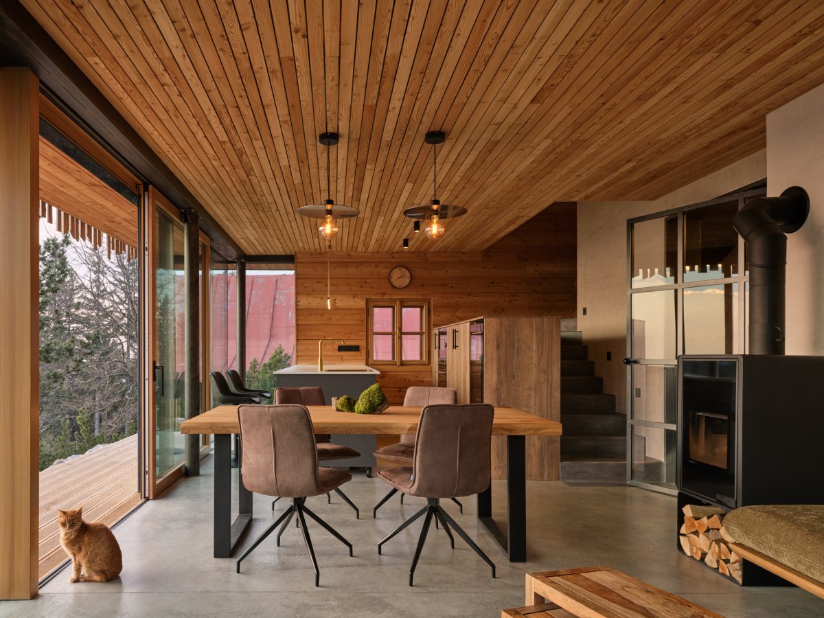 Pohled do hlavního obytného prostoru (Chata Kohútka od SENAA architekti)