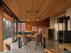 Pohled do hlavního obytného prostoru (Chata Kohútka od SENAA architekti)
