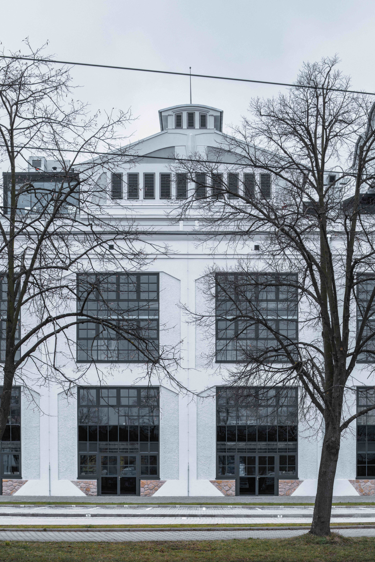 TechTower Plzeň: Nová okna mají historizující dělení typická pro industriální stavby z tohoto období