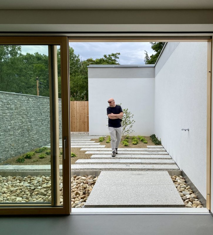 Pietní atrium, které slouží k loučení se zesnulým.
(Dům pro Julli, ateliér Čtyřstěn)