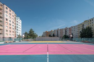Pestrobarevná sportovní plocha na sídliště vnesla prvek zábavy. (Vnitroblok Manětínská v Plzni, Sporadical)