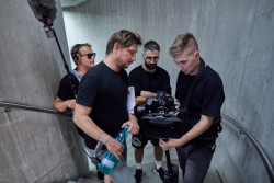 Film vzikal pod vedením režiséra Jiřího Kouta a vystupuje v něm řada výrazných postav české soudobé architektury