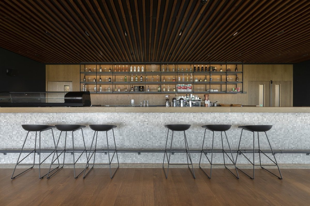 Studio L. Z. Atelier realizovalo moderní golfový klub v Řecku, který zdobí nábytek světových značek