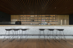 Studio L. Z. Atelier realizovalo moderní golfový klub v Řecku, který zdobí nábytek světových značek