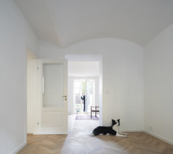 Pro byty v nejnižším podlaží jsou charakteristické stropní klenby.