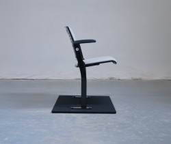 Díky základnímu materiálu – oceli, vystihují tuto sedačku slova – pevná, odolná a stabilní.