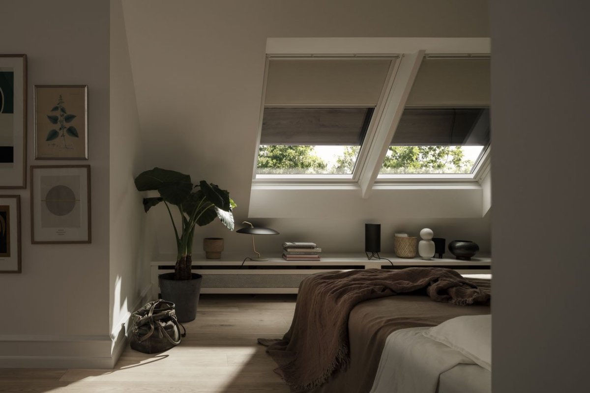 Lehká venkovní roleta na solární pohon SSS, Velux.