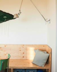 Nad jídelním stolem je zavěšena tapisérie od Marie Tučkové.