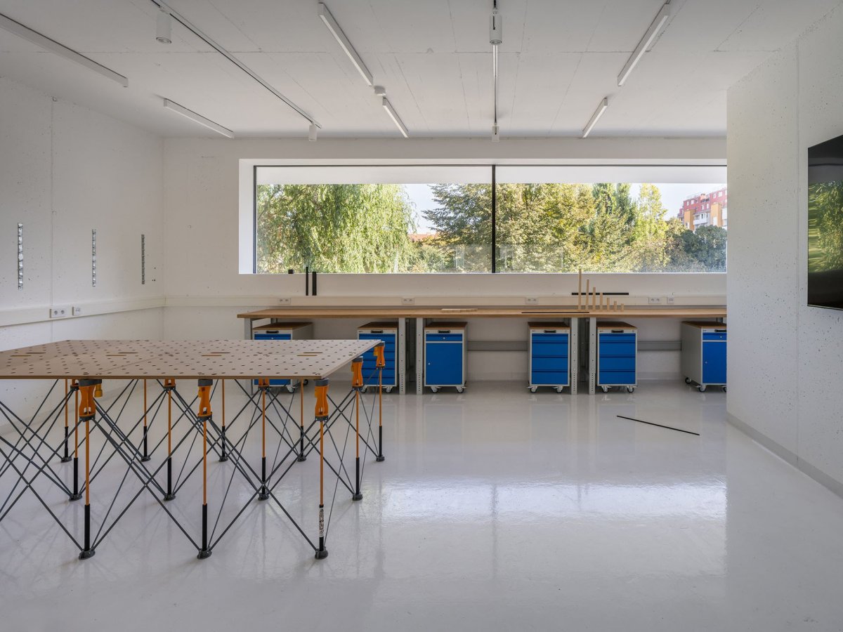 Uvnitř nových ateliérů (Přístavba Pedagogické fakulty Masarykovy univerzity v Brně, studio dílna)