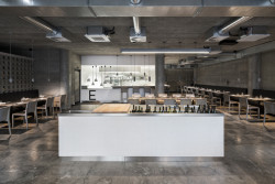 Interiér restaurace The Eatery navrhl ateliér NEUHÄUSL HUNAL