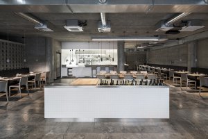 Interiér restaurace The Eatery navrhl ateliér NEUHÄUSL HUNAL