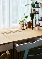 V dětském pokoji stojí nový pracovní stůl se dvěma místy. (Rekonstrukce bytu ve Vršovicích, Amulet architekti)