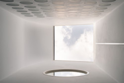 Seshora na schodiště přivádí světlo střešní světlík. (Dům v Kutné Hoře, BYRÓ architekti)