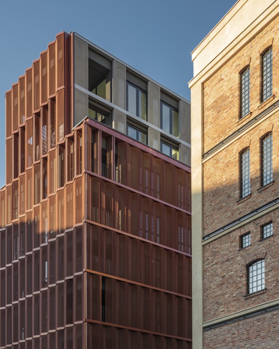 Architektonické studio JEMS Architekci realizovalo v areálu Varšavských pivovarů bytový dům, který nabízí byty od garsoniér až po dvoupatrové penthousy