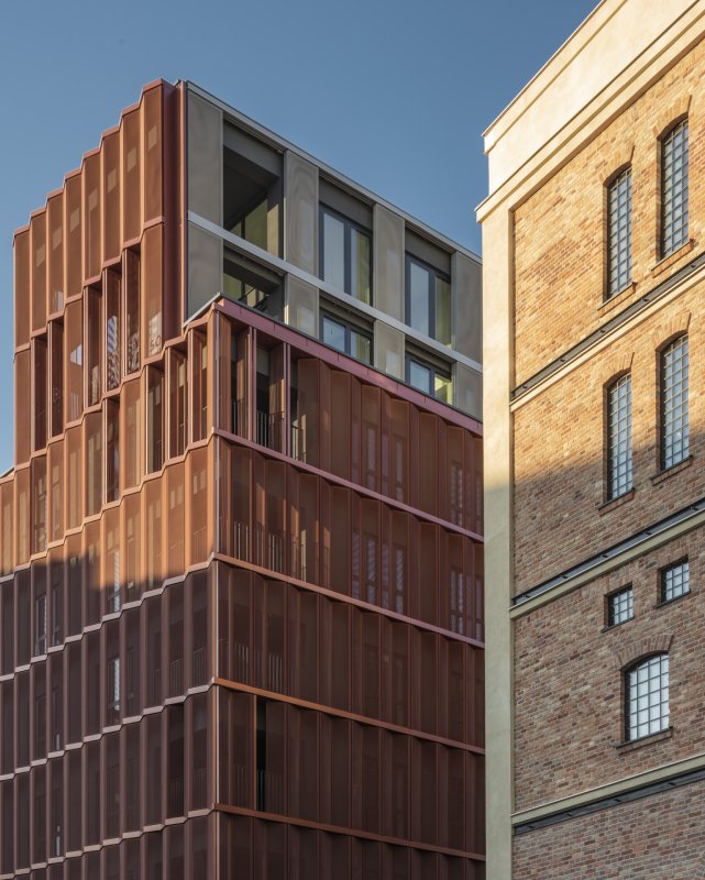 Architektonické studio JEMS Architekci realizovalo v areálu Varšavských pivovarů bytový dům, který nabízí byty od garsoniér až po dvoupatrové penthousy