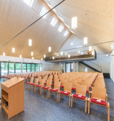 Prostorová akustika je řešena dřevěnými akustickými panely NOVATOP