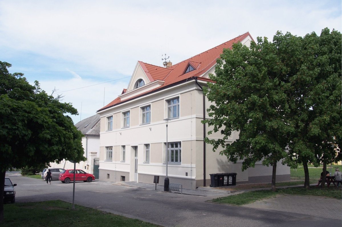 Rekonstrukce fasád Městského úřadu Odolena Voda, Grulich architekti.