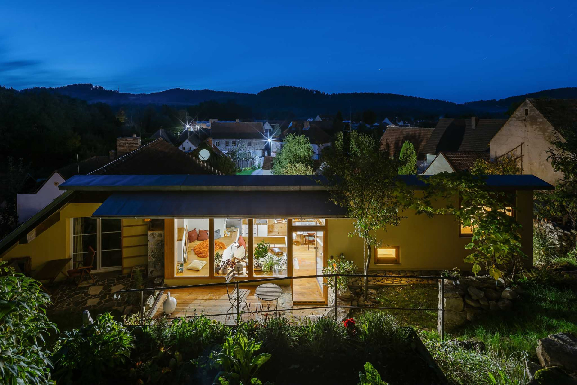 Nová přístavba se otevírá do zahrady.