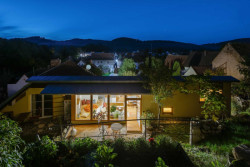 Nová přístavba se otevírá do zahrady.