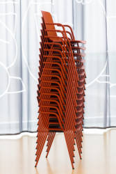 Společnost Wiesner-Hager je odborníkem na kancelářskou architekturu. Mimo to ale vybavuje eventové a konferenční prostory kulturních domů, hotelů a škol