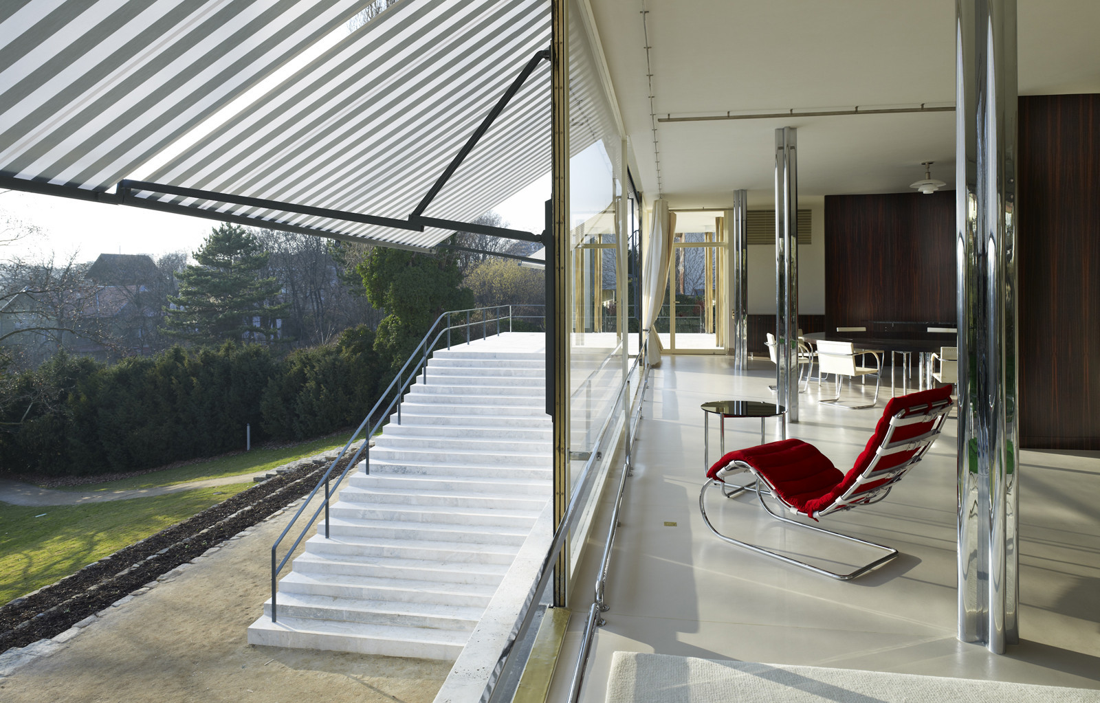 Vila Tugendhat v Brně ve svém technickém podlaží hostí zdarma přístupnou výstavu skvostů české architektonické moderny.