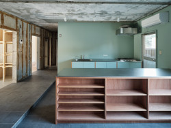 Nová kuchyně ve starém bytě v Kamakuře jižně od Tokia.