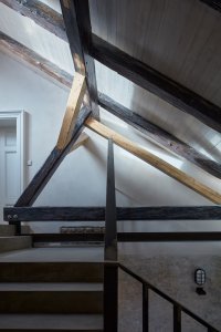 Rekonstrukci činžovního domu v Havelské ulici, QARTA Architektura: Zachován byl i krov, vyměněné části jsou barěvně odlišeny