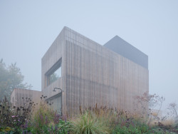 Rodinný dům a sídlo firmy Eko Modular hned vedle sebe - vše z modulů.