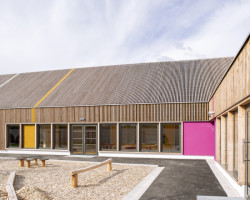 Škola ve francouzském Josnes od studia FAUN