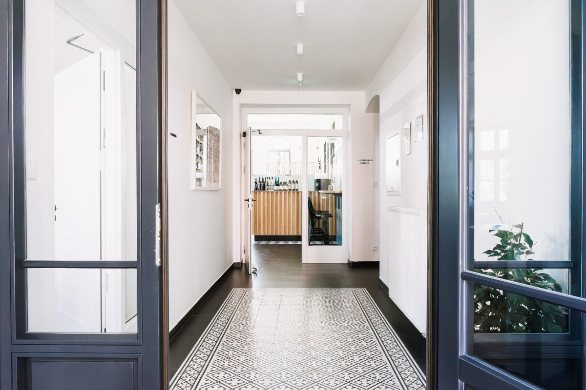 Většina prvků odkazuje na přelom 19. a 20. století, dobu vzniku hotelu. (atelier 67, hotel Slunce v Osečné)