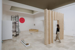 Co nám dává pocit bezpečí? Podkova nade dveřmi, mříže nebo kamera? Polský pavilon