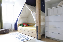 Interiér mezonetového bytu na Praze 3 od Kamily Jarkovské