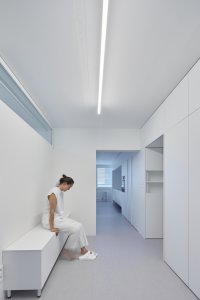 Rekonstrukce bytu v panelovém domě v Mlékárenské ulici v Praze od RDTH architekti (odstín Marmoleum Fresco 3883, Forbo Flooring Systems)