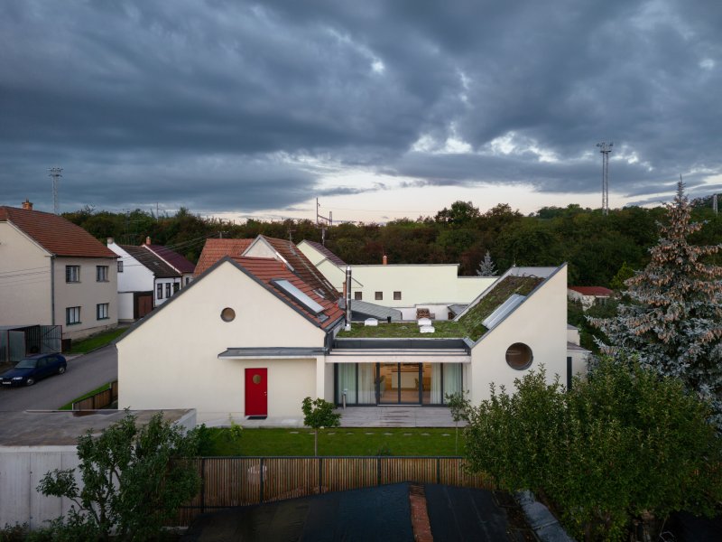 Původně na místě stála jen hmota směřující do ulice, při rekonstrukci domek rozšířila nová přístavba. (Rodinný dům v Křenovicích, ika.architekti)