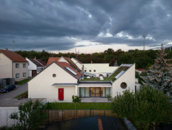 Původně na místě stála jen hmota směřující do ulice, při rekonstrukci domek rozšířila nová přístavba. (Rodinný dům v Křenovicích, ika.architekti)