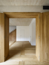 Pohled do interiéru bytu (Bytový dům na Malé Straně; architektonický ateliér Ladislava Lábuse)