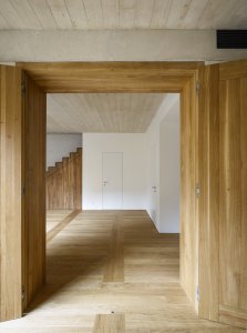 Pohled do interiéru bytu (Bytový dům na Malé Straně; architektonický ateliér Ladislava Lábuse)