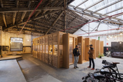 Coòpolis funguje jako barcelonské centrum sociální a solidární ekonomiky, které podporuje vznik družstev, komunitních iniciativ a udržitelných podniků.